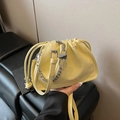 Borsa a secchiello a nuvola giallo pastello con catena d'argento e ciondolo a lucchetto - Giallo