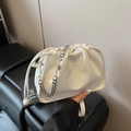 Elegante borsa a secchiello beige arricciata con catena in metallo argento da donna - Bianco Sporco