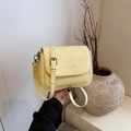 Petit sac bandoulière beige en cuir texturé avec boucle métallique élégante - Jaune sans pendentif