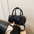 Schicke kleine Boston-Tasche aus schwarzem Lackleder mit Steppmuster und Golddetails - Schwarz