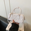 Glänzende weiße gesteppte Zylindertasche mit goldenen Beschlägen und Schulterriemen - Weiß