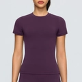 T-shirt sportiva da donna slim fit viola scuro in tessuto traspirante per yoga e corsa - S / Prugna Viola