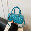 Lebhafte blaue Lackleder-Handtasche mit Wellensteppung und goldenen Beschlägen - Blaugrün