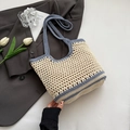 Dettaglio borsa all'uncinetto beige e blu su sfondo grigio effetto completo - Blu Piccolo