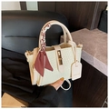 Sac seau tressé beige avec foulard floral et bandoulière réglable en similicuir - Blanc Cassé