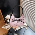 Borsa rosa a mezzaluna con motivi a fiocco nero, ciondolo a cuore e orsetto peluche - Rosa con ciondolo