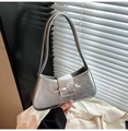 Dettaglio borsa a spalla argento metallizzato con trama stropicciata e fiocco decorativo - Argento