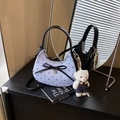 Borsa a spalla a righe blu con cuori, manico nero e ciondolo orsetto di peluche - Blu Scuro Con Pendente
