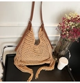 Detailansicht der gewebten Hobo-Tasche mit langen Fransen und Leder-Schultergurt - Khaki