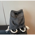 Detalle del bolso de cubo gris con tejido de gofre y bolsillo de sudadera con cordón - Gris