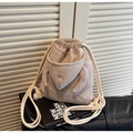 Detalle del tejido de nido de abeja y diseño de cordón estilo sudadera en bolso beige - Caqui