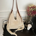 Große cremefarbene geflochtene Tasche mit Fransen und braunem Leder-Schultergurt - Gebrochenes Weiß