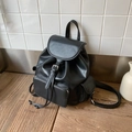 Sac à dos seau chic en cuir synthétique noir avec boucles argentées et poches externes - Noir
