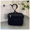 Vista de detalle del bolso bandolera de nailon negro con estampado de letras y correa - Talla única / Negro