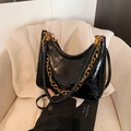Elegante borsa a mezzaluna trapuntata nera con catena dorata e logo a triangolo in metallo - Nero
