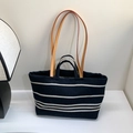 Borsa tote in tela a righe blu navy con manici lunghi in pelle marrone - Blu