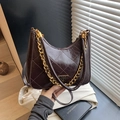 Borsa a tracolla trapuntata a rombi marrone scuro con catena metallica dorata - Marrone