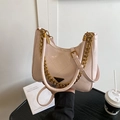 Borsa a spalla trapuntata in pelle verniciata rosa con catena dorata e logo a triangolo - Rosa