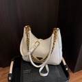 Borsa a tracolla trapuntata bianco perla con catena dorata e logo a triangolo - Bianco