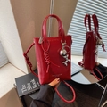 Mini borsa a mano rossa lucida con ciondolo a cane argento e tracolla regolabile - Rosso Vino Con Pendente