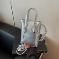 Mini borsa a secchiello metallizzata argento con ciondolo a cane e tracolla intrecciata - Argento (Con Ciondolo)
