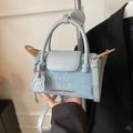 Bolso bandolera de mezclilla azul claro con adornos de cuero y diseño de perro animado - Azul