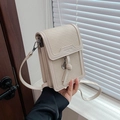 Petit sac bandoulière beige en similicuir tressé avec pompon élégant et pendentif - Kaki
