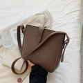 Bolso cubo de cuero marrón con correa ajustable para un estilo casual de oficina - café