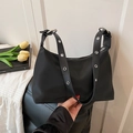Sac bandoulière noir minimaliste avec œillets argentés et tissu imperméable moderne - Sans pendentif / Noir