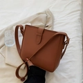 Bolso cubo minimalista marrón caramelo de cuero sintético con correa ajustable - Marrón