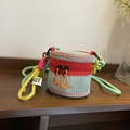 Levendige mintgroene mesh crossbody tas met rode rits en kleurrijke koordschouderband - Groene Lippenstifttas / Munt Groen en Oranje Rood