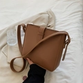 Bolso tipo cubo de cuero mate marrón con correa ajustable y cierre de hebilla elegante - Caqui