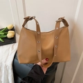 Petit sac carré marron minimaliste avec bandoulière élégante à œillets argentés - Sans pendentif / Kaki