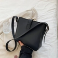 Elegante bolso de hombro tipo cubo en piel negra con correa ajustable y hebilla de metal - Negro