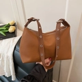 Sac sous le bras minimaliste en cuir marron avec œillets métalliques argentés et zip - Sans pendentif / Marron
