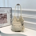 Borsa tote beige all'uncinetto con dettagli in legno e nappe a frangia eleganti - Bianco