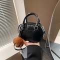 Mini borsa Boston nera vintage con ciondolo a forma di cucciolo di peluche marrone - Nero