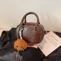 Mini borsa retrò marrone caramello con trama cerata e ciondolo a forma di orso - Marrone