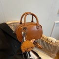 Borsa a mano in pelle PU marrone con marchio impresso e ciondolo a orsetto - Marrone