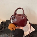 Borsa Boston retrò bordeaux in pelle cerata con un piccolo ciondolo a forma di orso - Borgogna
