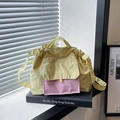 Bolso tote de nailon amarillo claro con bolsillo rosa y correa ajustable - Amarillo