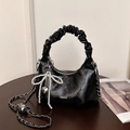 Borsa a mezzaluna nera lucida con fiocco di perle e tracolla a catena d'argento - Nero con ciondolo