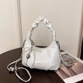 Borsa in pelle verniciata bianca con manico increspato e ciondolo a fiocco di perle - Bianco con ciondolo