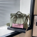 Bolso tote de nailon verde con bolsillo rosa y correa ancha para un estilo informal - Verde