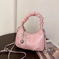 Borsa rosa con manico increspato, ciondolo di perle e tracolla a catena elegante - Rosa con ciondolo