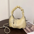 Borsa a mezzaluna giallo pastello con manico a pieghe e ciondolo a fiocco - Giallo con Ciondolo