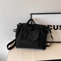 Sac fourre-tout minimaliste en nylon noir avec poche avant et bandoulière réglable - Noir