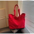 Dettaglio borsa tote in tela rossa con manici rinforzati e coulisse su base di pelle - Borgogna