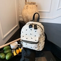 Mochila blanca con textura de burbujas, lazos negros y práctico bolsillo frontal - Blanco