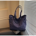 Dettaglio della grande borsa tote blu navy con tasca laterale a coulisse e manici - Blu